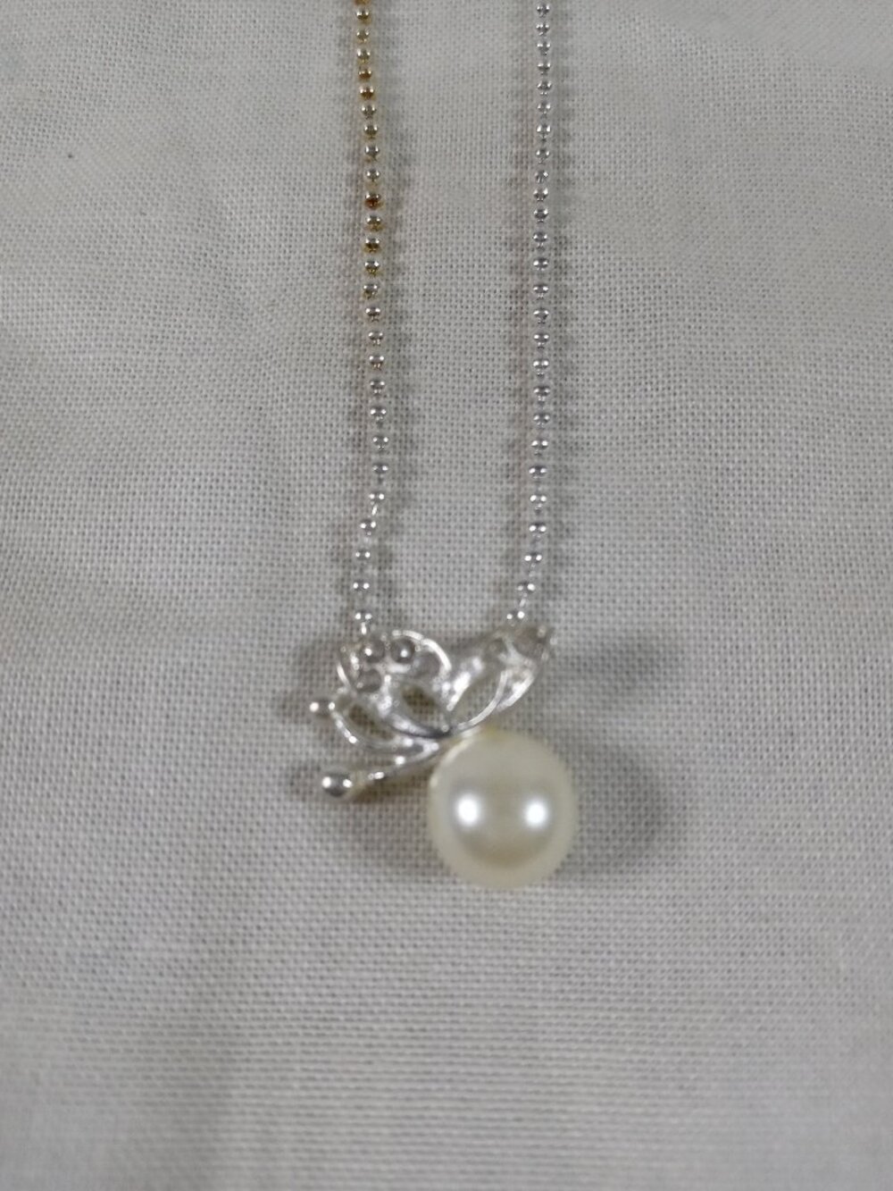 NEW Fashion Jewelry Women Beautiful White Pearl Butterfly Necklace in Great Cond